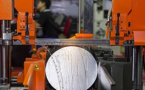 沙湖镇立式金属带锯床切削出现跑带故障解决方法！